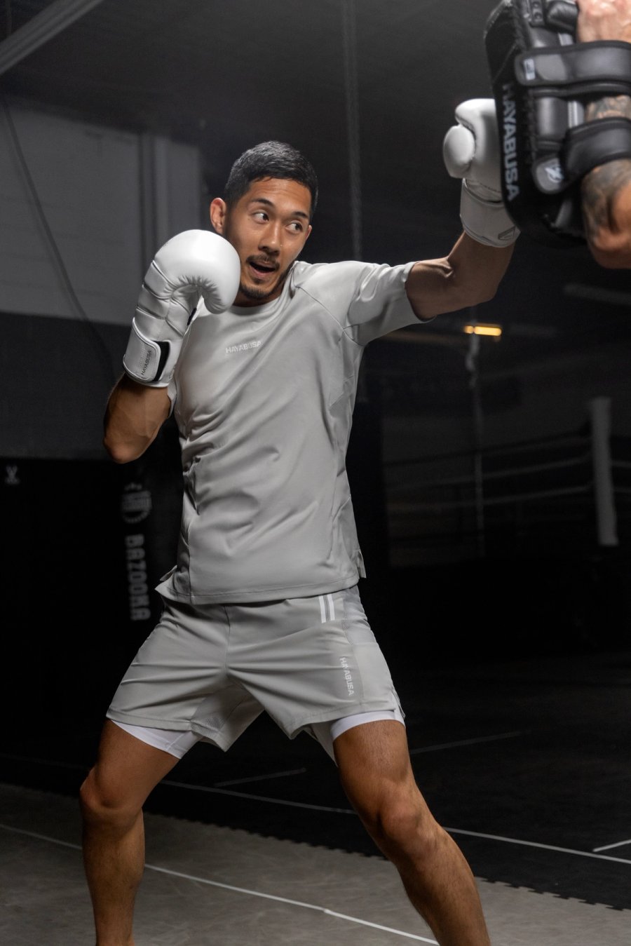 Atleet in Hayabusa trainingskleding tijdens padtraining