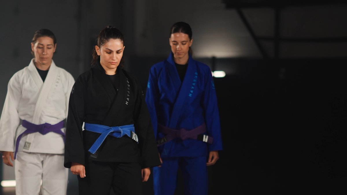Hayabusa jiu-jitsu gis in wit, zwart en blauw